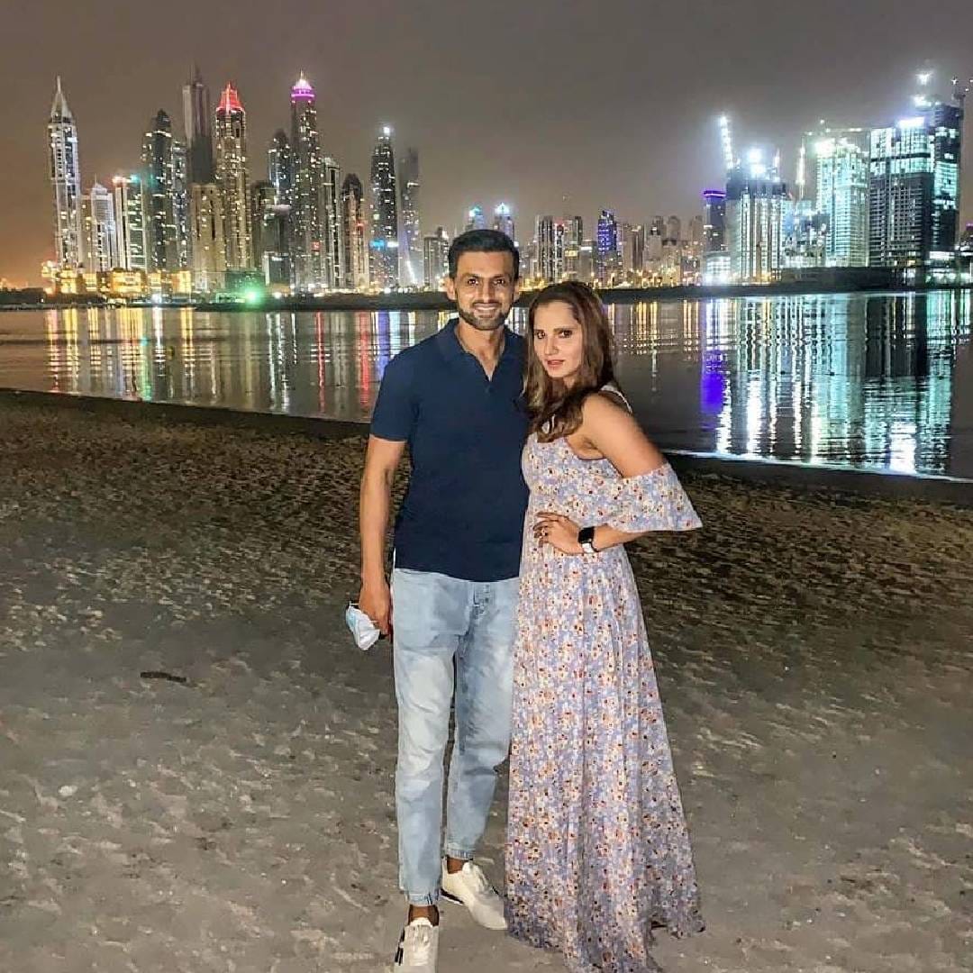 आपल्या मुलाने परिस्थितीचा सामना करायला शिकायला हवं, यासाठी मुलाला सर्वकाही सांगत असल्याचं, त्याच्यासोबत सर्वकाही शेअर करत असल्याचं सानिया मिर्झाने यावेळी मान्य केलं. 
