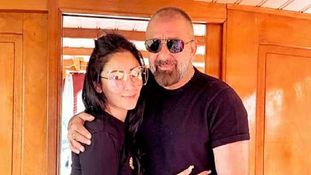 मोठ्या पडद्यावर दमदार भूमिकांमध्ये झळकणारा अभिनेता संजय दत्त खऱ्या आयुष्यात 'धुरंधर'पेक्षा कमी नाही. संजूबाबा अत्यंत आलिशान आयुष्य जगतो. घर, गाडी, बंगला यांसह त्याच्याकडे ऐशोआरामाची अनेक साधनं आहेत. 
