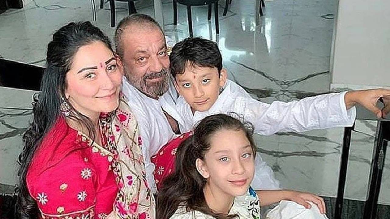 संजय दत्त मुंबईतील पाली हिल्स या अत्यंत पॉश परिसरात पत्नी आणि मुलांसोबत राहतो. याठिकाणी त्याचा आलिशान बंगला असून त्याची किंमत जवळपास 50 कोटी रुपये इतकी आहे. 
