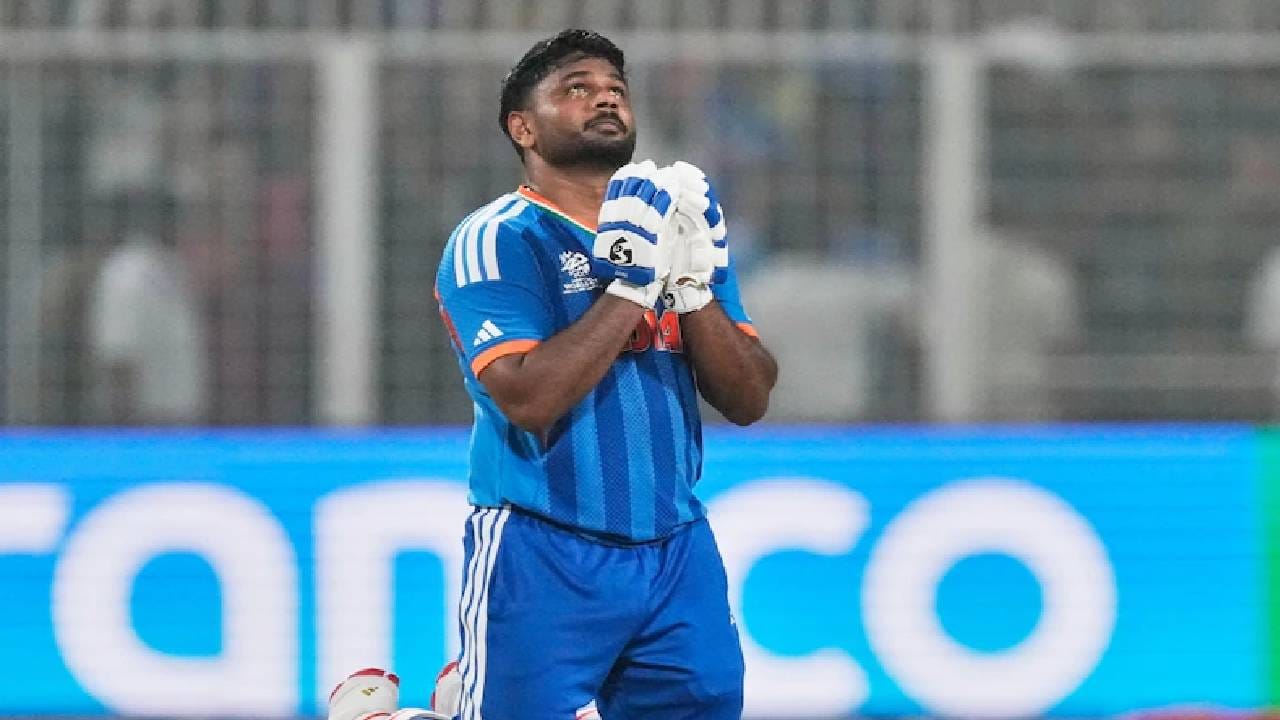 संजूने टीम इंडियाला सेमीफायनलमध्ये पोहोचवलं, तेव्हा त्याची पहिली प्रतिक्रिया आक्रमक नव्हती तर कृतज्ञतेची होती. त्याने त्याच्या बॅटचे चुंबन घेतलं आणि डोळे मिटून आकाशाकडे पाहिलं. 11 वर्षांच्या प्रतीक्षेनंतर मिळालेला तो एक दिलासा होता, त्यामध्ये त्याने फक्त 66 आंतरराष्ट्रीय सामने खेळल. पण कालचा हा एक क्षण होता ज्याने हे पुन्हा दाखवून दिलं की 'भगवान के घर देर है, अंधेर नहीं'..