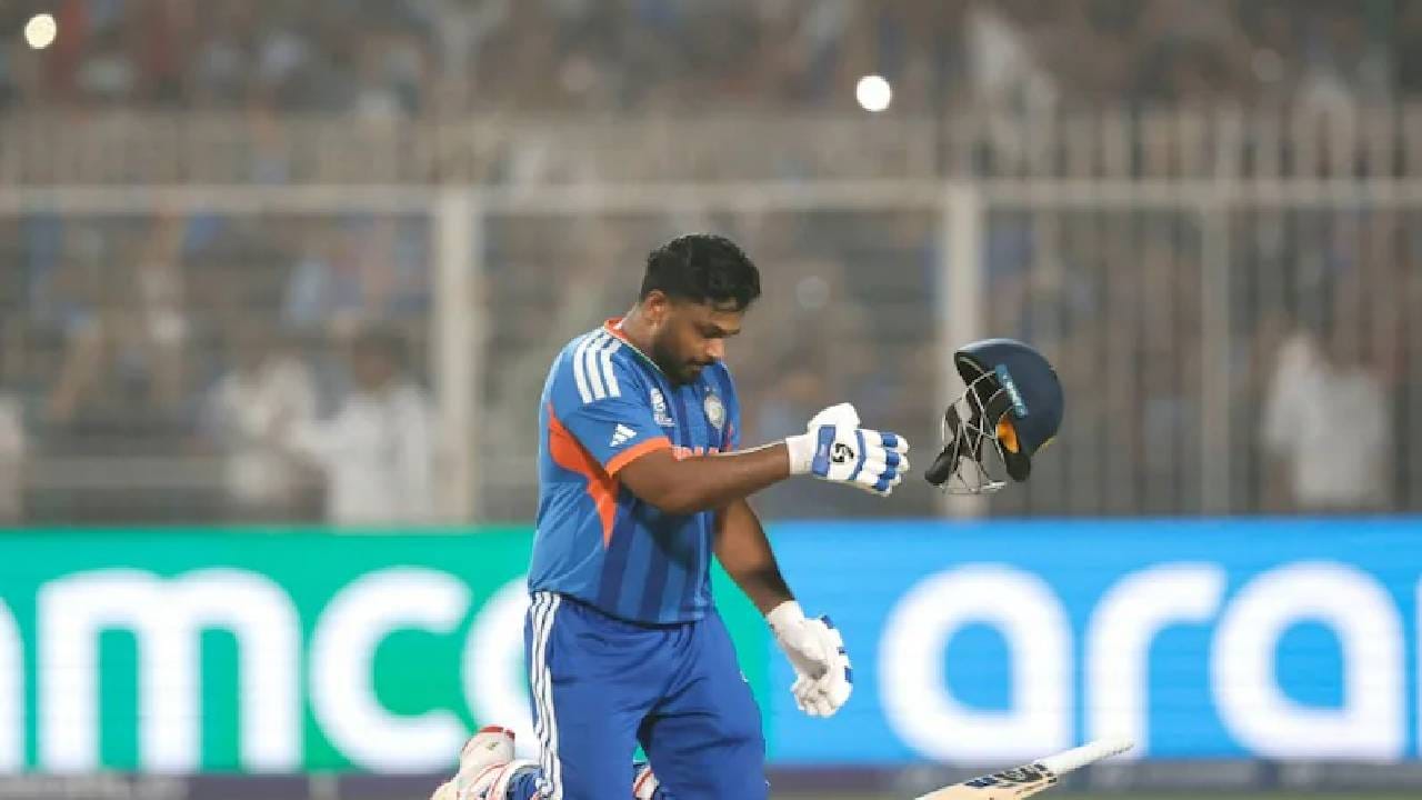 संजूने अतिशय विनम्रतेनं आपलं हेल्मेट काढले आणि प्रेक्षकांसमोर डोके झुकवून त्यांचे प्रेम स्वीकारलं. सामन्यानंतर, संजूने हातात तिरंगा धरला होता आणि त्याच्या चेहऱ्यावर एक दृढनिश्चय होता.