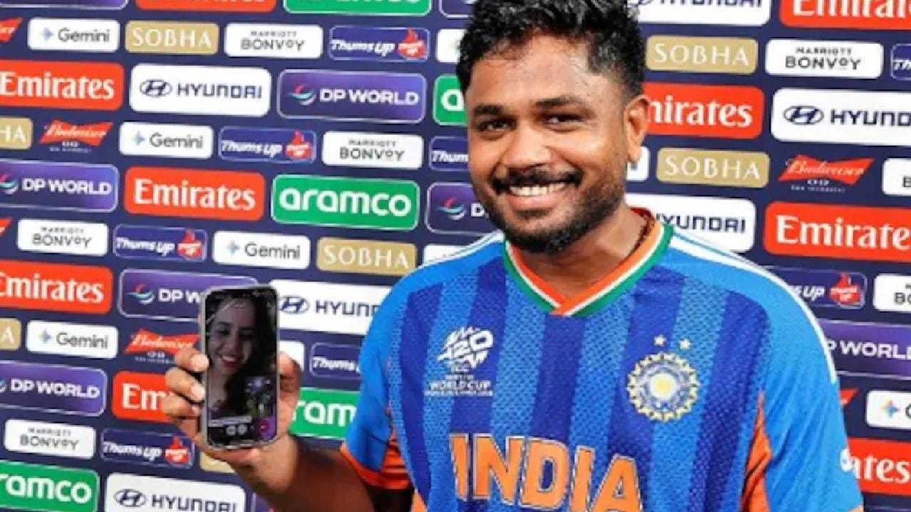 वेस्ट इंडिज विरुद्ध मिळालेल्या विजयानंतर लगेचच, संपूर्ण संघ आनंद साजरा करत होता, पण ज्याच्यामुळे हा विजय शक्य झाला, तो संजू एका कोपऱ्यात बसून पत्नीशी व्हिडीओ कॉलवर बोसत होता. स्क्रीनवर दोघांच्याही डोळ्यात आनंदाश्रू दिसत होते.