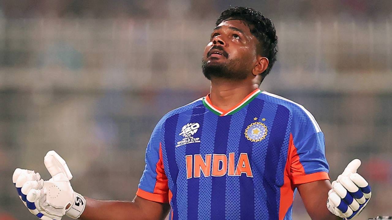 संजू सॅमसनने फलंदाजांच्या यादीत 65 व्या स्थानावरून थेट 40वं स्थान गाठलं आहे. म्हणजेच त्याने 25 फलंदाजांना या खेळीनंतर मागे टाकलं आहे. त्याचे रेटिंग प्वाइंट्स आता 549 झाले आहेत. आता उपांत्य आणि अंतिम फेरीत चांगली कामगिरी केली तर त्याला नक्कीच फायदा होईल. (Photo- ICC Twitter)