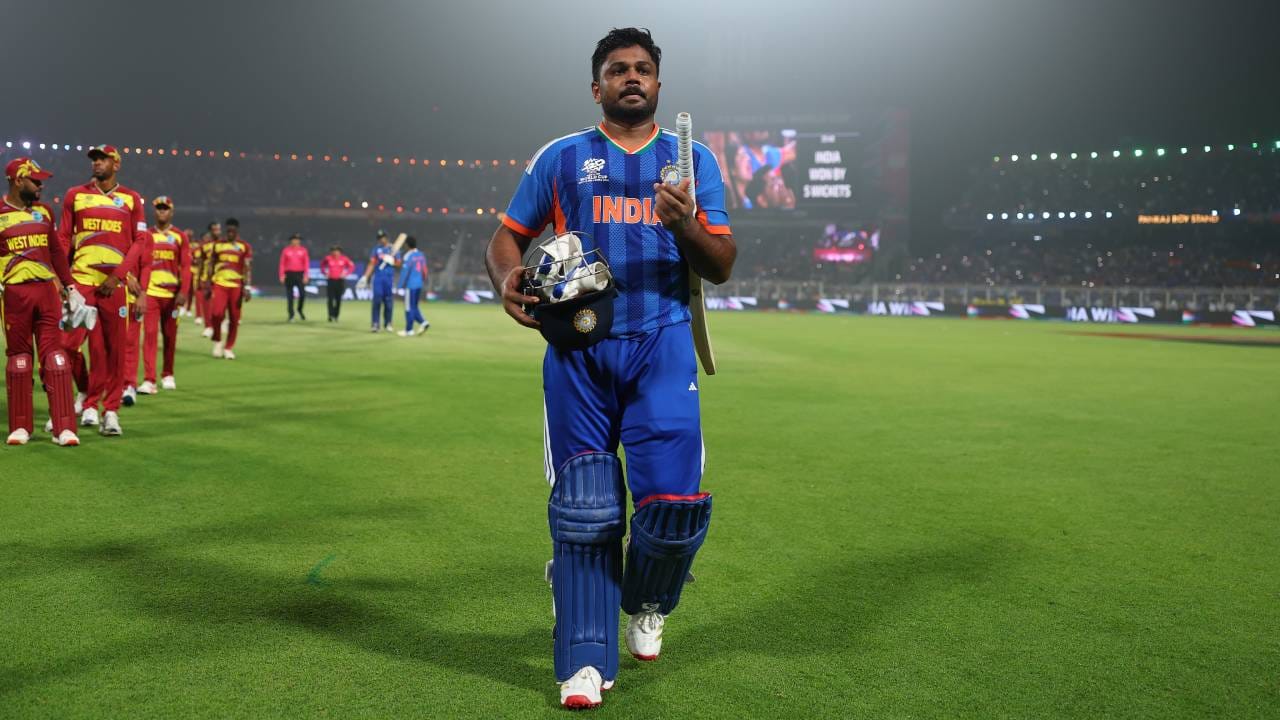 टी20 वर्ल्डकप स्पर्धेचा उपांत्य फेरीचा थरार रंगला असताना आयसीसीने खेळाडूंची ताजी क्रमवारी जाहीर केली आहे. यात भारतीय फलंदाज आणि गोलंदाजांना जबरदस्त फायदा झाल्याचं दिसून येत आहे. उपांत्य फेरीच्या सामन्यापूर्वी भारतीय खेळाडूंनी टी20 क्रमावारीत आपला दबदबा ठेवला आहे. (Photo- ICC Twitter)