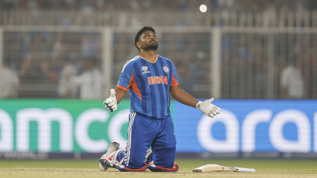 संजू सॅमसनच्या खेळीमुळे इंग्लंडच्या गोलंदाजांना गोलंदाजी करणं कठीण जाताना दिसत आहे. संजू सॅमसन या स्पर्धेपूर्वी फॉर्मात नव्हता. त्यामुळे सुरुवातीच्या सामन्यांमध्ये प्लेइंग 11 मध्ये त्याचा विचार केला गेला नाही. पण सुपर 8 च्या झिम्बाब्वे विरूद्धच्या सामन्यानंतर प्लेइंग 11 चा भाग आहे. (Photo- BCCI Twitter)