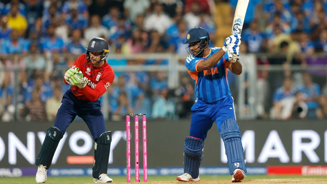 टीम इंडियाच्या 20 धावा असताना अभिषेक शर्माच्या रुपाने पहिला धक्का बसला. अभिषेक शर्मा 7 चेंडूत 9 धावा करून बाद झाला. त्यानंतर संजू सॅमसनचं वादळ घोंघावलं. त्याने इंग्लंडच्या गोलंदाजांना सळो की पळो करून सोडलं. (Photo- BCCI Twitter)