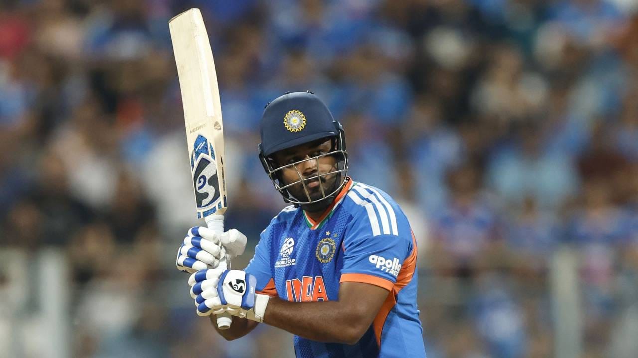 टी20 वर्ल्डकप 2026 स्पर्धेच्या उपांत्य फेरीत भारत आणि इंग्लंड हे संघ आमनेसामने आहेत. भारताने नाणेफेकीचा कौल गमवल्याने प्रथम फलंदाजी करावी लागली. त्यामुळे भारताला 200 पार धावा करणं भाग आहे. कारण वानखेडेचं स्टेडियम छोटं आहे. त्या दृष्टीने संजू सॅमसनने फलंदाजी केली. (Photo- BCCI Twitter)