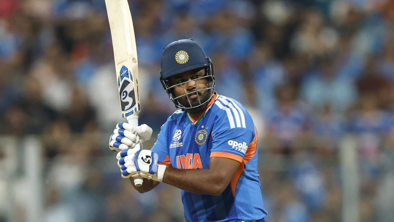 टी20 वर्ल्डकप 2026 स्पर्धेच्या अंतिम सामन्यात संजू सॅमसनने न्यूझीलंडविरुद्ध 26 धावा करताच विजय पक्का असा समज क्रीडाप्रेमींना आहे. आकडेवारीही तसंच सांगत आहे. त्यामुळे अंतिम सामन्यात संजू सॅमसनने वेस्ट इंडिज आणि इंग्लंडविरुद्ध केलेली खेळी करावी, अशा अपेक्षा आहेत. (Photo- BCCI Twitter)