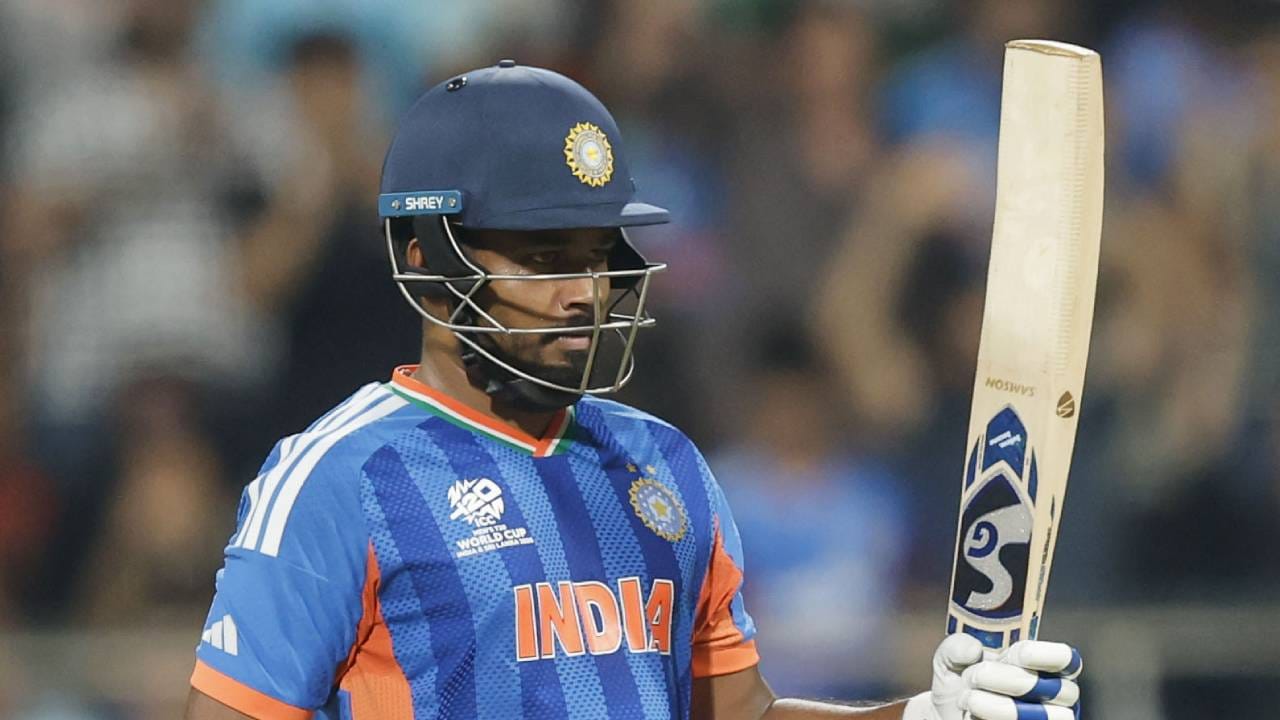 टी20 वर्ल्डकप स्पर्धेतील करो या मरोच्या सामन्यात भारताकडून संजू सॅमसनने झुंजार खेळी केली. त्याच्या अर्धशतकी खेळीच्या जोरावर टीम इंडियाने विजयाची चव चाखली आणि अंतिम फेरी गाठली. त्याने महत्त्वपूर्ण धावा केल्या खऱ्या, पण एक योगही जुळून आला आहे. हा योग भारताच्या विजयाचा आहे. (Photo- BCCI Twitter)