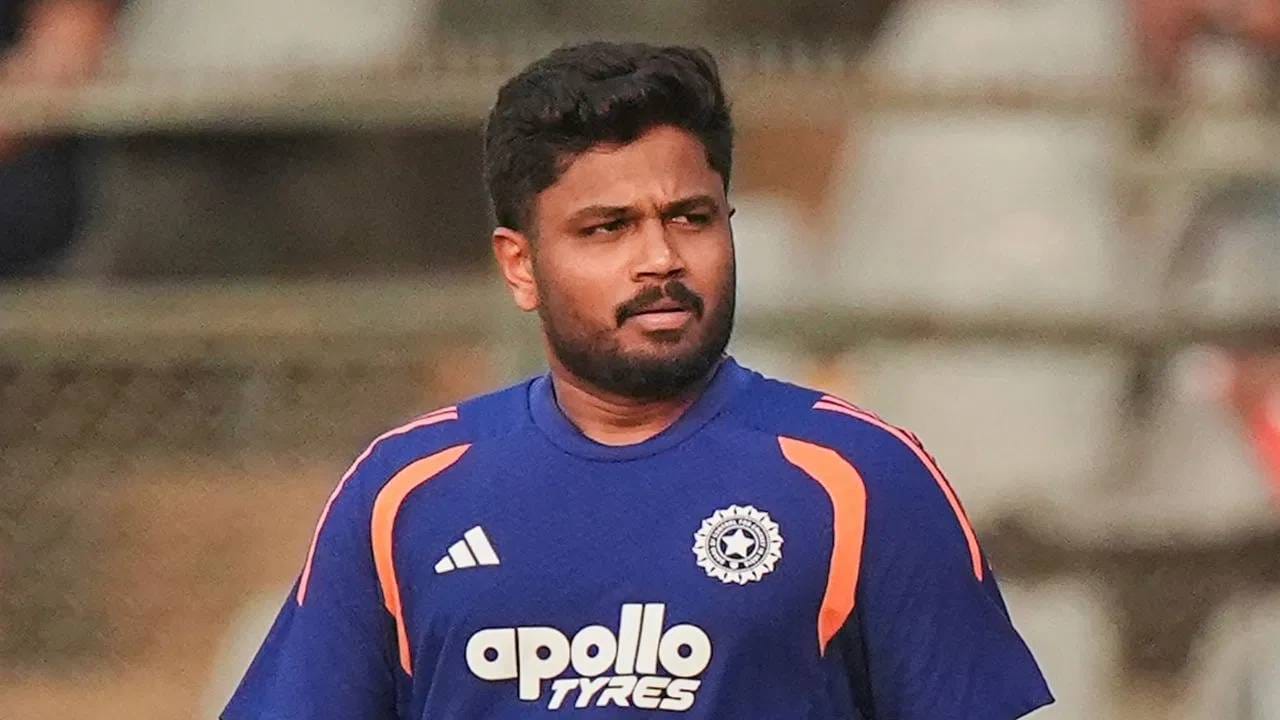 संजू सॅमसनने टी20 वर्ल्डकप 2026 स्पर्धेत फक्त 4 सामने खेळले आहेत. यात त्याने 77.33 च्या सरासरीने 232 धावा केल्या आहेत. मागच्या दोन सामन्यात प्लेयर ऑफ द मॅचचा मानकरी ठरला आहे. यावेळी संजूचा स्ट्राईक रेट हा 201.73चा होता. (PHOTO CREDIT- PTI)