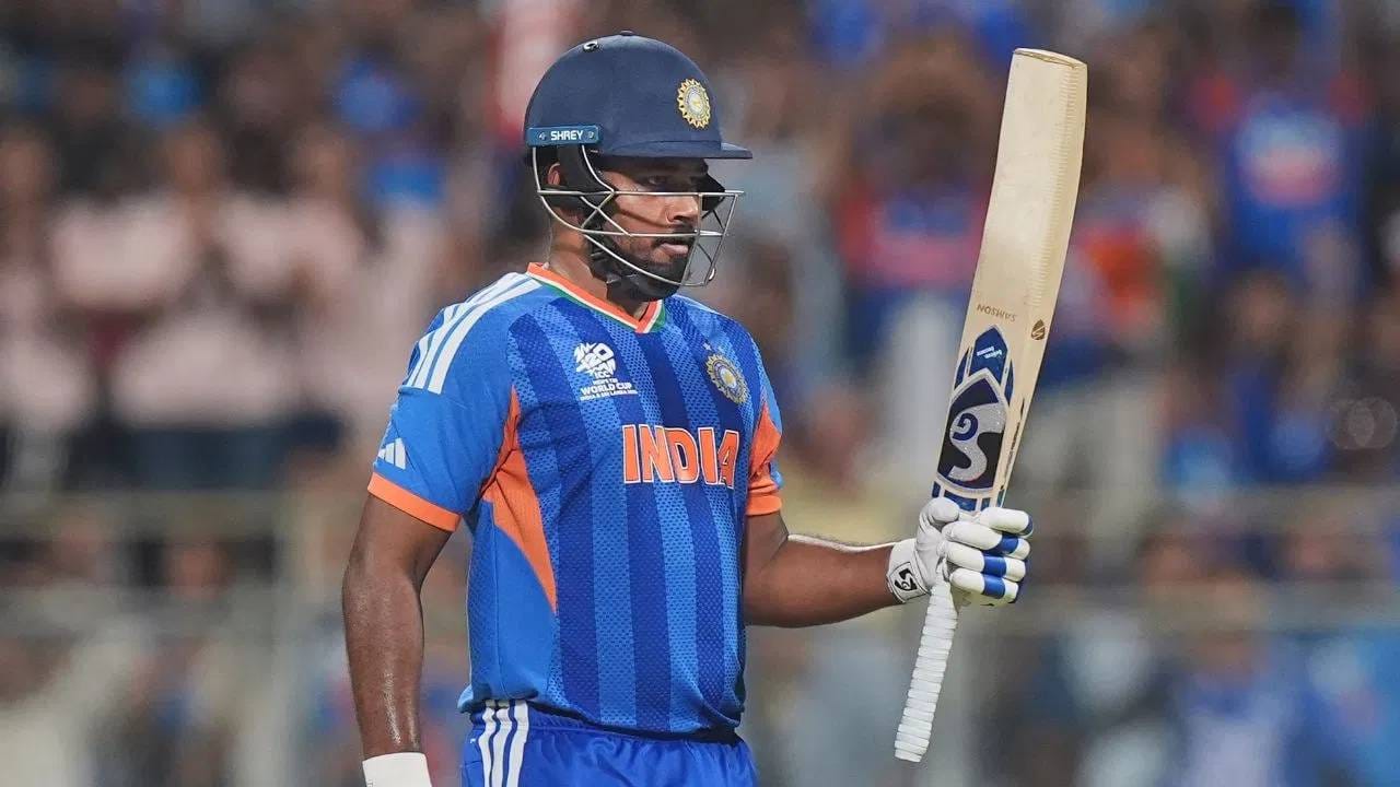 संजू सॅमसनने अंतिम सामन्यात 1 धाव घेताच टी20 आंतरराष्ट्रीय क्रिकेटमध्ये 1000 धावा पूर्ण करेल. अशी कामगिरी करणारा भारताचा दुसरा विकेटकीपर ठरेल. यापूर्वी हा कारनामा फक्त महेंद्रसिंह धोनीने केला आहे. त्याने विकेटकीपर फलंदाज म्हणून 1617 टी20 आंतरराष्ट्रीय धावा केल्या आहेत. (PHOTO CREDIT- PTI) 