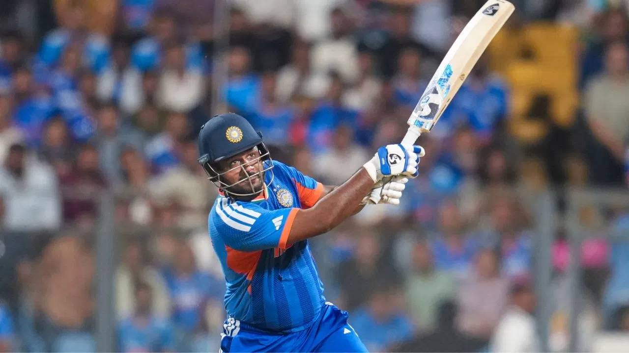 संजू सॅमसनने फॉर्मात असल्याचं दाखवून दिलं आहे. सुपर 8 फेरीतील करो या मरो सामन्यात आणि उपांत्य फेरीत इंग्लंडविरुद्ध त्याने चांगली कामगिरी केली. भारतासाठी मॅच विनर असल्याचं सिद्ध होत आहे. आता त्याच्याकडे महेंद्रसिंह धोनीचा विक्रम मोडण्याची संधी आहे. त्यासाठी फक्त 1 धाव आवश्यक आहे. (PHOTO CREDIT- PTI)