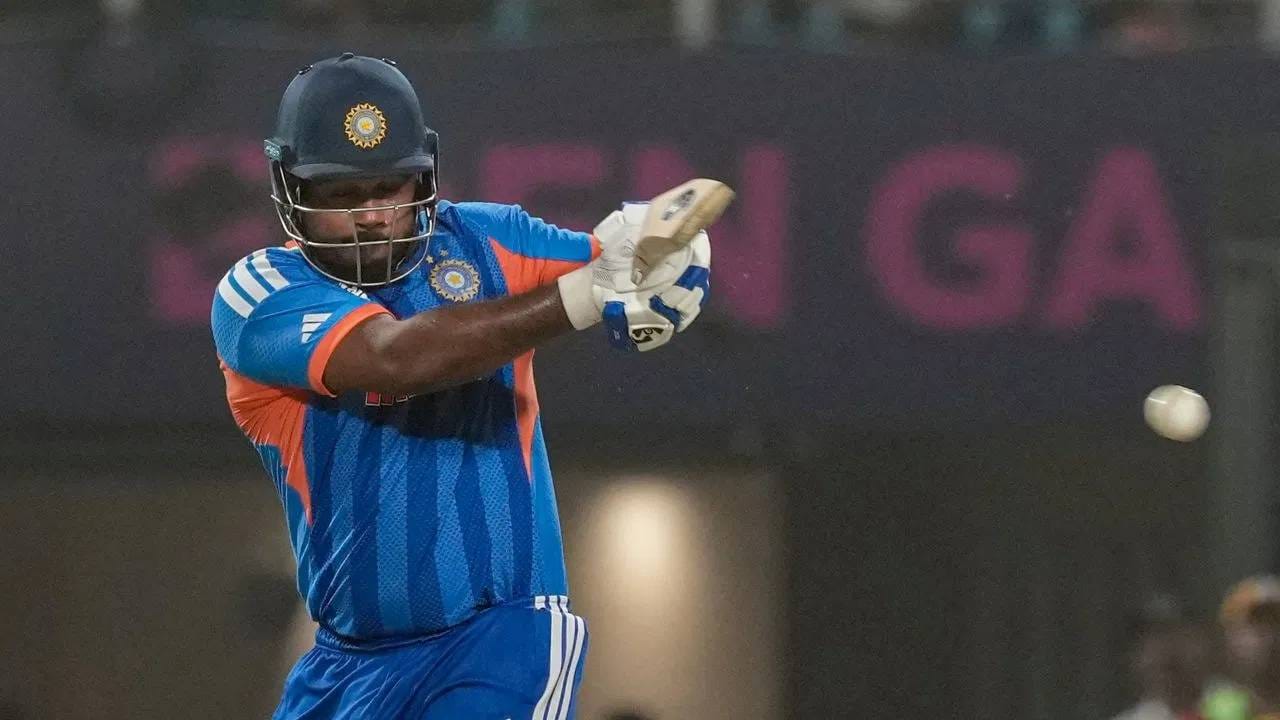 टी20 वर्ल्डकप 2026 स्पर्धेतील अंतिम फेरीचा सामना भारत न्यूझीलंड यांच्यात होत आहे. हा सामना अहमदाबादच्या नरेंद्र मोदी स्टेडियममध्ये होणार आहे. या सामन्यात संजू सॅमसन एका विक्रमाच्या वेशीवर उभा आहे. एका खास पंगतीत त्याला स्थान मिळणार आहे. (PHOTO CREDIT- PTI)