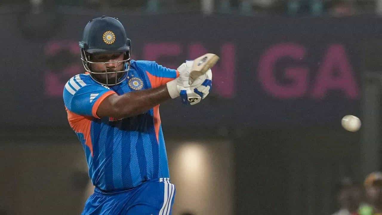 टी20 वर्ल्डकप 2026 स्पर्धेतील अंतिम फेरीचा सामना भारत न्यूझीलंड यांच्यात होत आहे. हा सामना अहमदाबादच्या नरेंद्र मोदी स्टेडियममध्ये होणार आहे. या सामन्यात संजू सॅमसन एका विक्रमाच्या वेशीवर उभा आहे. एका खास पंगतीत त्याला स्थान मिळणार आहे. (PHOTO CREDIT- PTI)