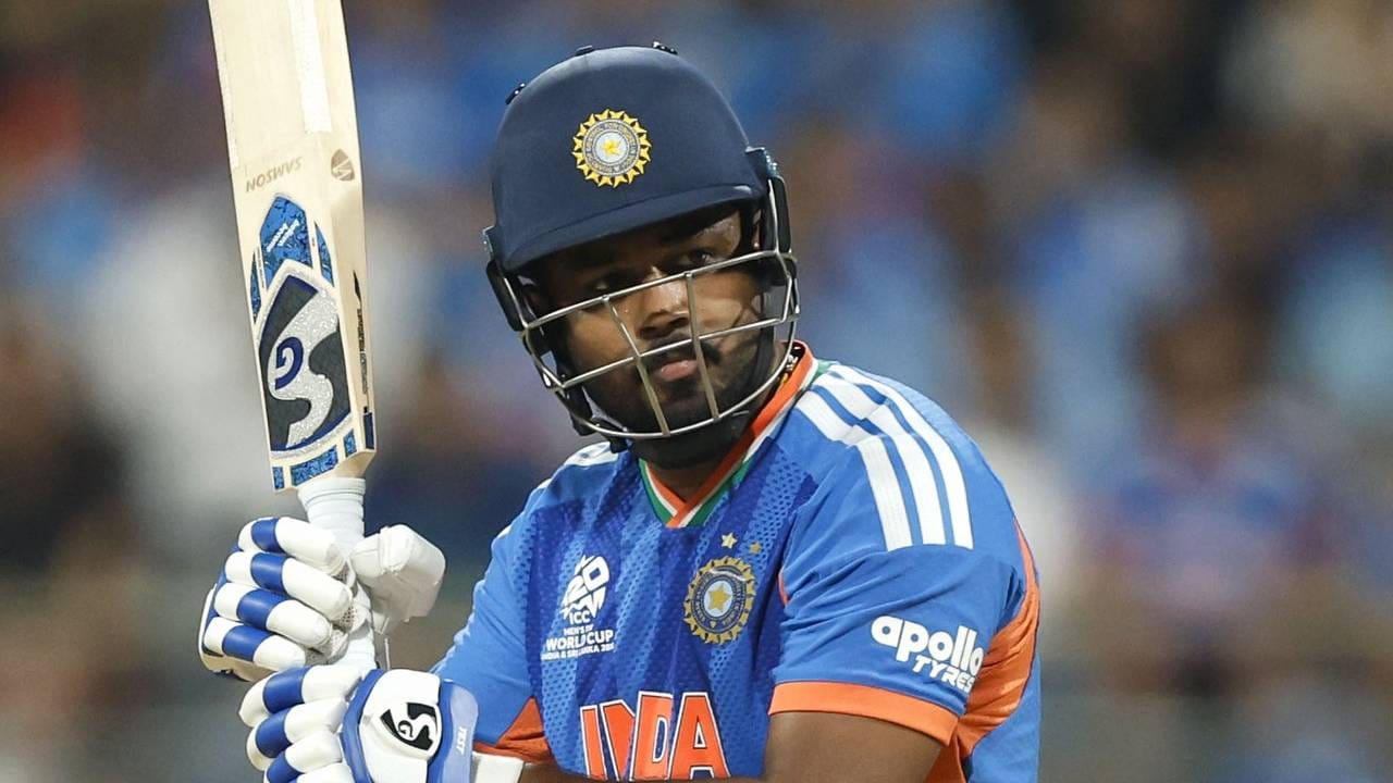 श्रीलंकेचा महेला जयवर्धनने 2010 मध्ये, विराट कोहलीने 2016 आणि 2021 मध्ये, बाबर आझमने 2021 मध्ये, केएल राहुलने 2021 मध्ये, कुसल मेंडिसने 2026 मध्ये, साहिबजादा फरहानने 2026 मध्ये सलग तीन अर्धशतकं ठोकली आहेत. आता या पंगतीत संजू सॅमसनन बसला आहे. त्याने अर्धशतकांची हॅटट्रीक केली. (Photo- BCCI Twitter)