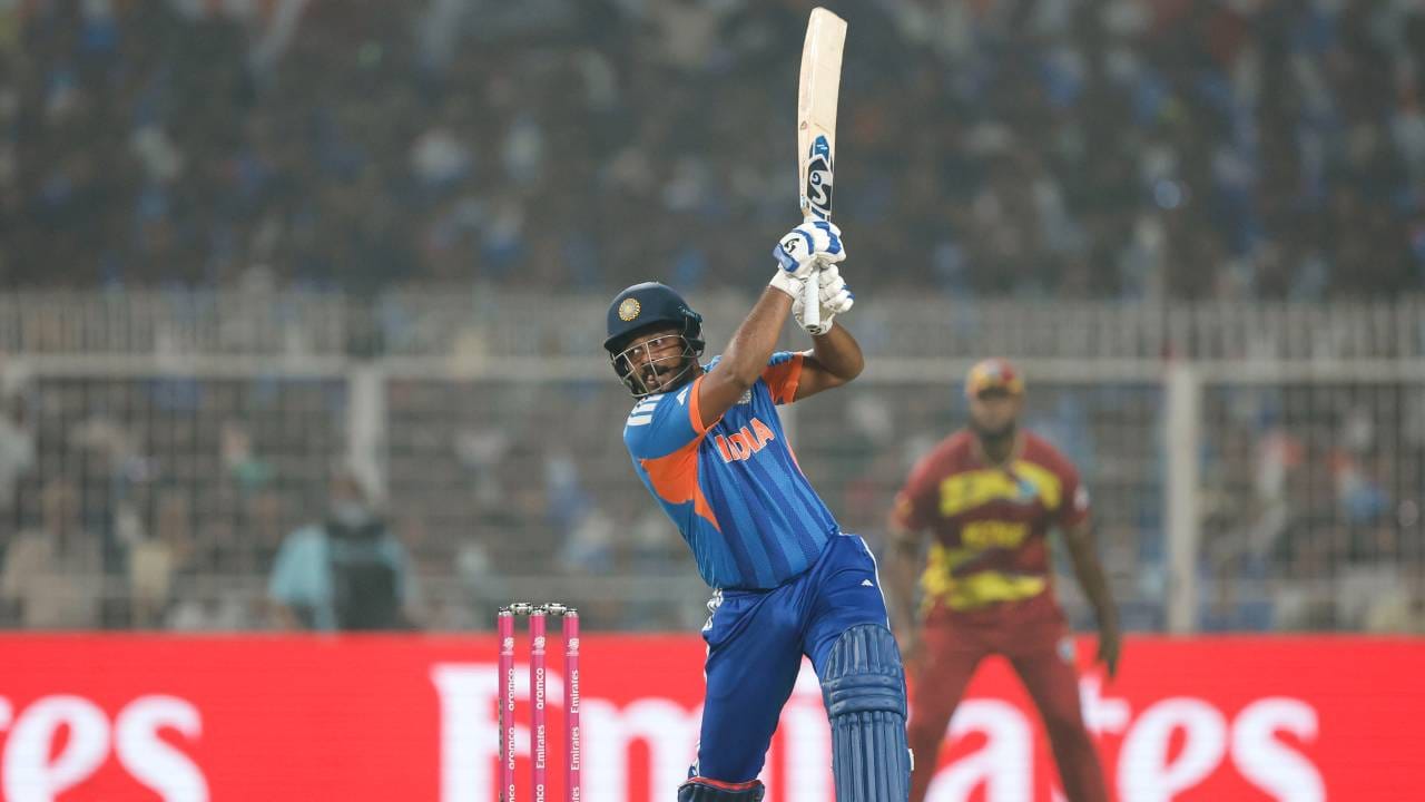 संजू सॅमसनचं शतक अवघ्या तीन धावांनी हुकलं. पण टी20 वर्ल्डकप स्पर्धेत 100हून अधिक मिनिटं खेळत शतक ठोकण्याचा विक्रम जोस बटलरच्या नावावर आहे. इतर फलंदाजांना शतकी कामगिरी करता आली नाही. संजू सॅमसनचं शतकही होता होता राहिलं. पण नाबाद 97 धावा या शतकापेक्षा मोठ्या आहेत, असं क्रीडाप्रेमींचं म्हणणं आहे. (Photo- BCCI Twitter)