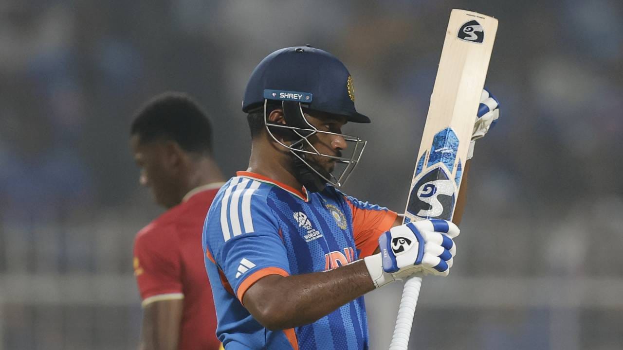 टी20 वर्ल्डकप स्पर्धेत नाबाद 97 धावांची खेळी करताना संजू सॅमसनने खेळपट्टीवर 108 मिनिटं घालवली. टी20 वर्ल्डकप स्पर्धेत असं पहिल्यांदाच घडलं आहे. यापूर्वी हा विक्रम स्कॉटलँडच्या जॉर्ज मंसेच्या नावावर होता. त्याने वेस्ट इंडिजविरुद्ध 106 मिनिटं फलंदाजी करत 66 धावा केल्या होत्या. त्यानंतर डेवॉन कॉनवे 106, पाथुम निस्संका 105, मोहम्मद रिझवान 105 मिनिटं खेळला होता. (Photo- BCCI Twitter)