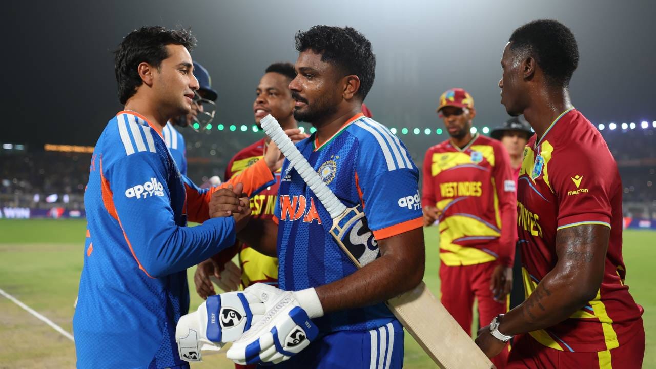 संजू सॅमसनने या सामन्यात नाबाद 97 धावांची खेळी केली आणि टीम इंडियाला विजय मिळवून दिला. या कामगिरीसाठी त्याला सामनावीराच्या पुरस्काराने गौरविण्यात आलं. इतकंच काय तर त्याने काही विक्रमही आपल्या नावावर केला. असाच एक आगळावेगळा विक्रम त्याने नोंदवला आहे. (Photo- BCCI Twitter)