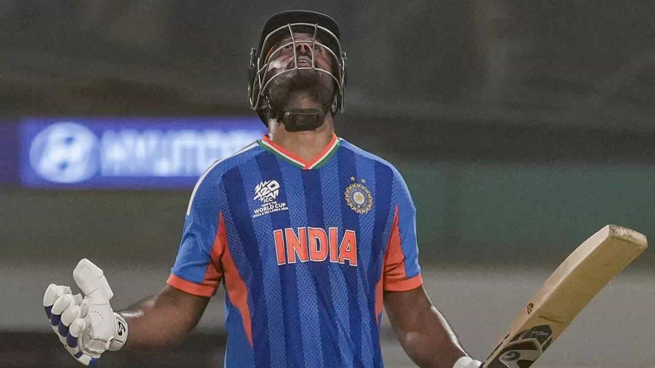 टी20 वर्ल्डकप 2026 स्पर्धेतील सुपर 8 फेरीत भारत आणि वेस्ट इंडिज हे संघ आमनेसामने आले होते. हा सामना करो या मरो असा होता. त्यात वेस्ट इंडिजने विजयासाठी 196 धावा दिल्याने अनेकांनी आशा सोडून दिल्या होत्या. पण संजू सॅमसनने सामना एकहाती खेचला आणि विजय मिळवून दिला. (Photo- PTI)