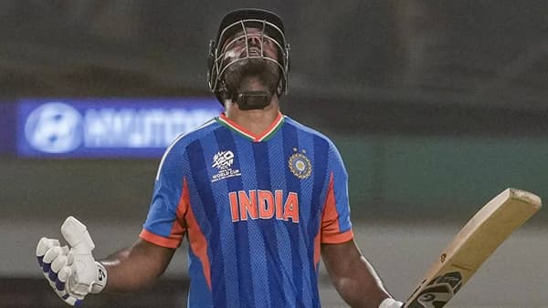 टी20 वर्ल्डकप 2026 स्पर्धेतील सुपर 8 फेरीत भारत आणि वेस्ट इंडिज हे संघ आमनेसामने आले होते. हा सामना करो या मरो असा होता. त्यात वेस्ट इंडिजने विजयासाठी 196 धावा दिल्याने अनेकांनी आशा सोडून दिल्या होत्या. पण संजू सॅमसनने सामना एकहाती खेचला आणि विजय मिळवून दिला. (Photo- PTI)