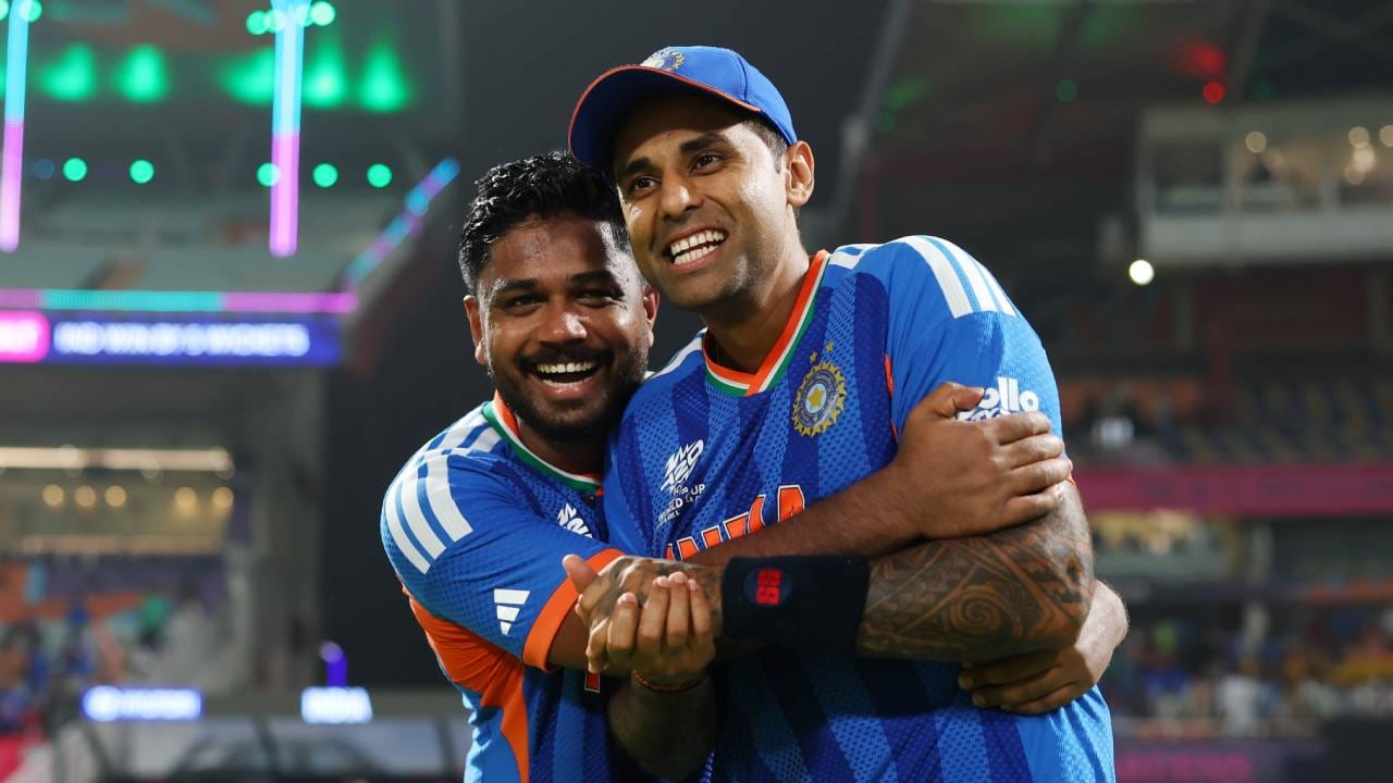 भारताची ओपनर इशान किशन चौथ्या स्थानावर पोहोचला आहे. तिलक वर्मा सातव्या स्थानावरून सहाव्या स्थानी आला आहे. सूर्यकुमार यादव सातव्या क्रमांकावर आहे. तर अभिषेक शर्माचं पहिलं स्थान कायम आहे. पण उर्वरित सामन्यात त्याच्याकडून चांगल्या कामगिरीची अपेक्षा आहे. (Photo- ICC Twitter)