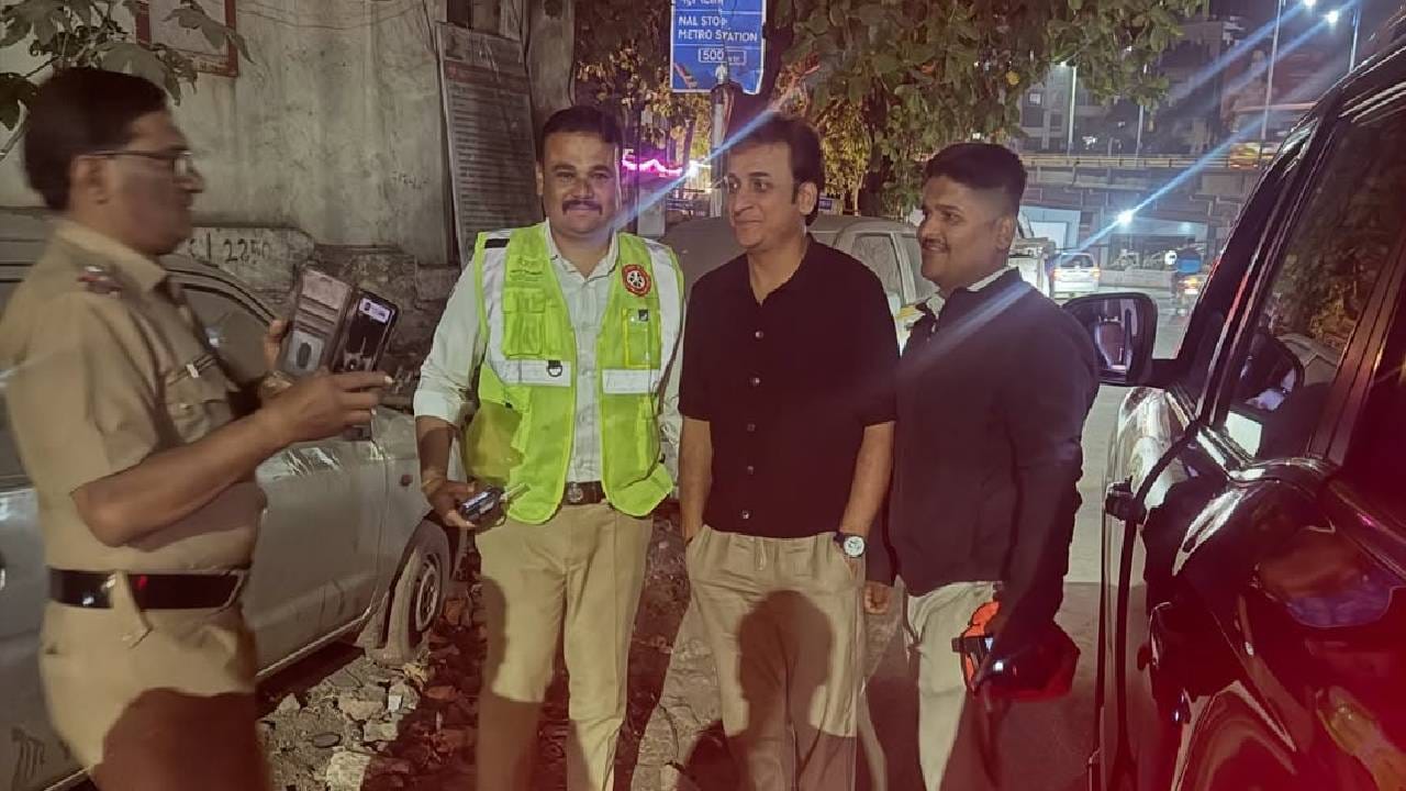 त्याच्या या पोस्टवर अनेकांनी लाइक्स आणि कमेंट्सचा वर्षाव केला आहे.  'मस्तच! आवडत्या अभिनेत्याची गाडी थांबवून फोटो काढायला मिळणं म्हणजे खरं सुख,' असं एकाने लिहिलं. तर  'वर्दीतले सेलिब्रिटी' असं दुसऱ्याने म्हटलंय. 
