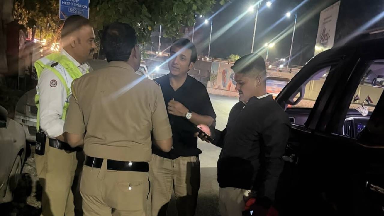 'रात्री अचानक आपली गाडी थांबवली जाते.. काहीही केलं नसतांना उगीच मनात भिती वाटते आणि पोलीस मामा येऊन म्हणतात "साहेब एक फोटो काढू..” आणि मग खूप गप्पा. खरं सांगू, मला 'वर्दीतल्या सेलिब्रिटिंसोबत' फोटो काढायला फार आवडतं,' असं कॅप्शन देत संकर्षणने हे फोटो पोस्ट केले आहेत. 
