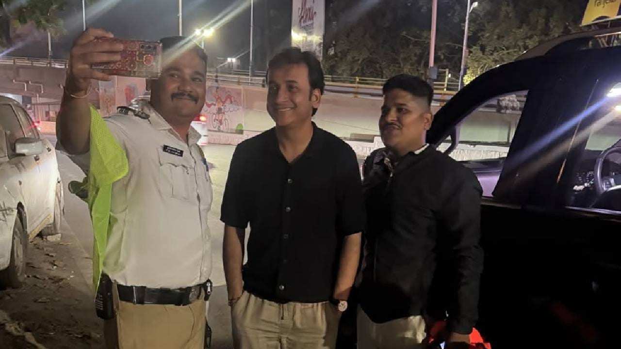 परंतु पोलिसांनाही संकर्षणला पाहिल्यावर त्याच्यासोबत फोटो काढण्याचा मोह आवरला नव्हता. संकर्षणसोबत त्यांनी मनसोक्त गप्पा मारल्या आणि त्याच्यासोबत फोटोसुद्धा क्लिक केला. 
