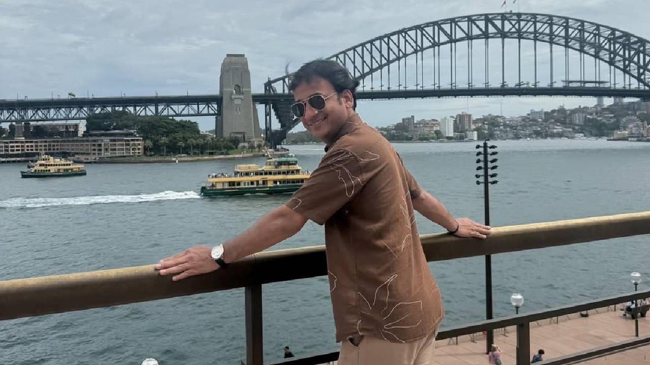 इन्स्टाग्रामवर पोलिसांसोबतचे काही फोटो पोस्ट करत संकर्षणने त्याच्यासोबत घडलेला किस्सा सांगितला आहे. रात्री अचानक त्याची गाडी पोलिसांनी थांबवली होती. काहीच केलं नसताना त्यांनी आपली गाडी का थांबवली, या विचाराने तो घाबरला होता. 
