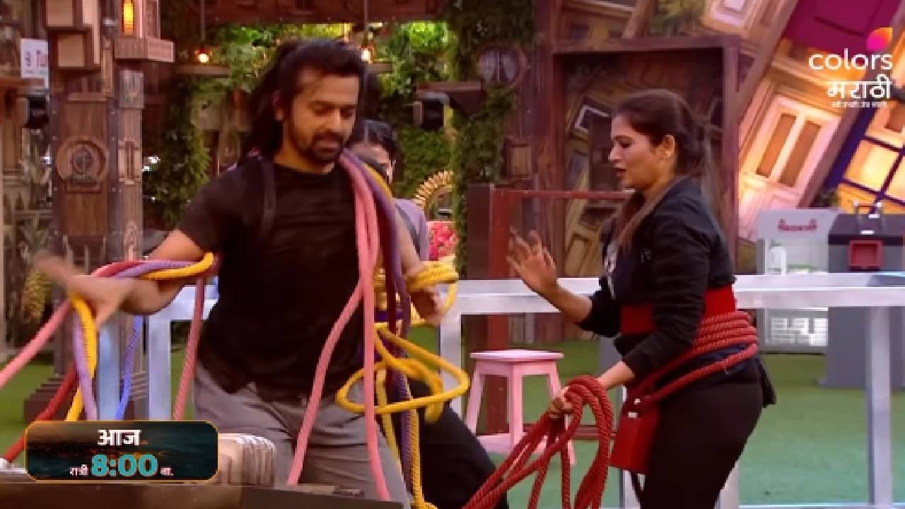 'बिग बॉस मराठी'चा सहावा सिझन सध्या चांगलाच गाजत असून कॅप्टन्सी टास्क यावेळी मोठं नाट्य घेऊन येणार असल्याचं नव्या प्रोमोमधून दिसत आहे. चॅनेलनं इन्स्टाग्रामवर शेअर केलेल्या या प्रोमोमध्ये स्पर्धक कॅप्टन्सीच्या शर्यतीत स्थान मिळवण्यासाठी दोऱ्यांशी संबंधित एका कठीण टास्कमध्ये झुंज देताना दिसत आहेत. 
