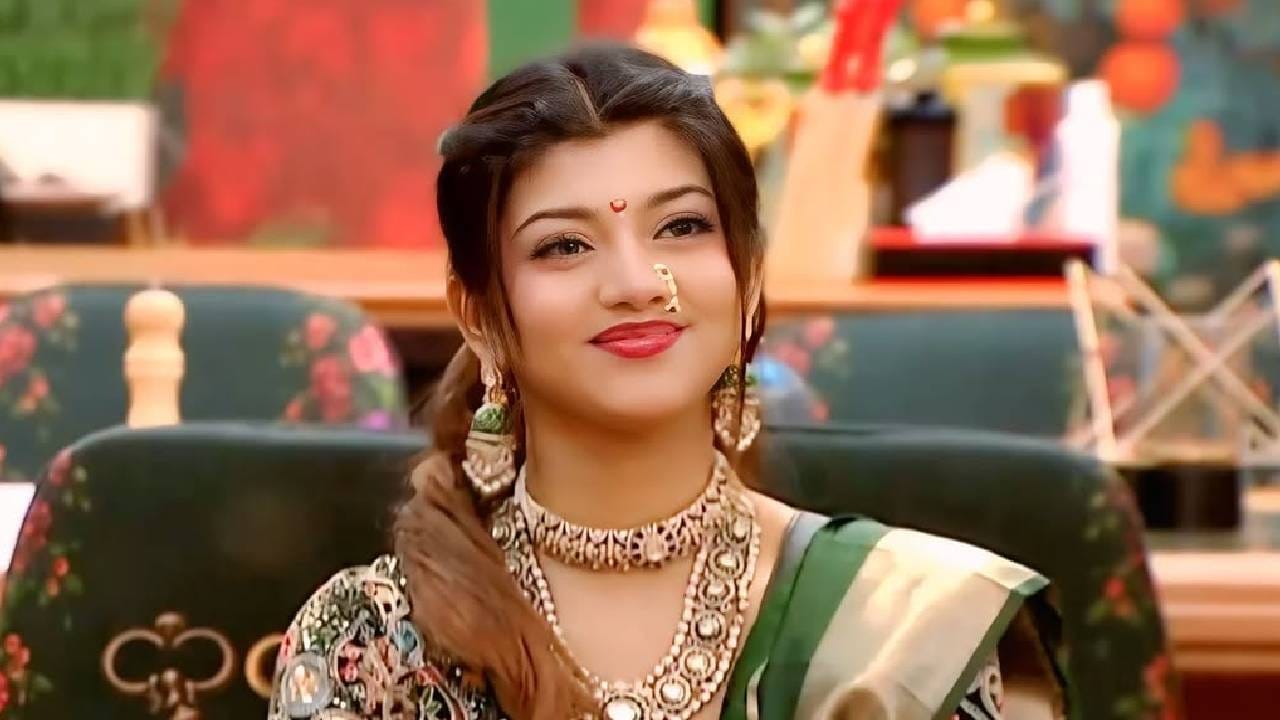 'बिग बॉस मराठी 6'च्या घरातून बाहेर पडणारी ही सदस्य दुसरी-तिसरी कोणी नसून संस्कृती साळुंके आहे. विशेष म्हणजे अनुश्री माने हिनं तिचं नावसुद्धा घेतलं होतं. या आठवड्यात संस्कृती बाद होणार, असा अंदाज तिने वर्तवला होता आणि तेच खरं ठरताना दिसतंय. 
