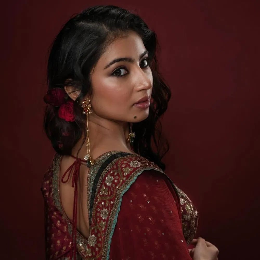 'धुरंधर 2' सिनेमात अभिनेत्री रणवीर सिंग यांच्या पत्नीची भूमिका साकारली आहे.  सिनेमामुळे सारा हिच्या लोकप्रिय मोठी वाढ झाली आहे. तर सिनेमासाठी अभिनेत्रीने मानधन देखील मोठं घेतलं आहे. सध्या सर्वत्र फक्त आणि फक्त सारा हिची चर्चा आहे. 