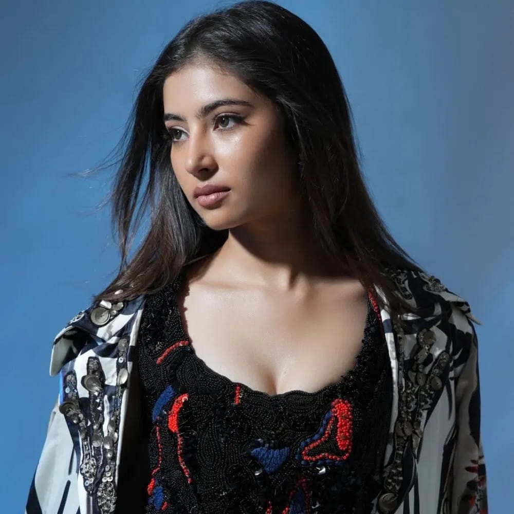 त्यानंतर सारा हिने मणिरत्नम यांच्या 'पोन्नियिन सेल्वन' या सिनेमात तरुण नंदिनीची भूमिका साकारली. सध्या सारा 'धुरंधर' सिनेमामुळे चर्चेत आहे.  यामध्ये तिने तिच्यापेक्षा 20 वर्षांनी मोठ्या असलेला अभिनेता रणवीर सिंग सोबत काम केलं आहे.   