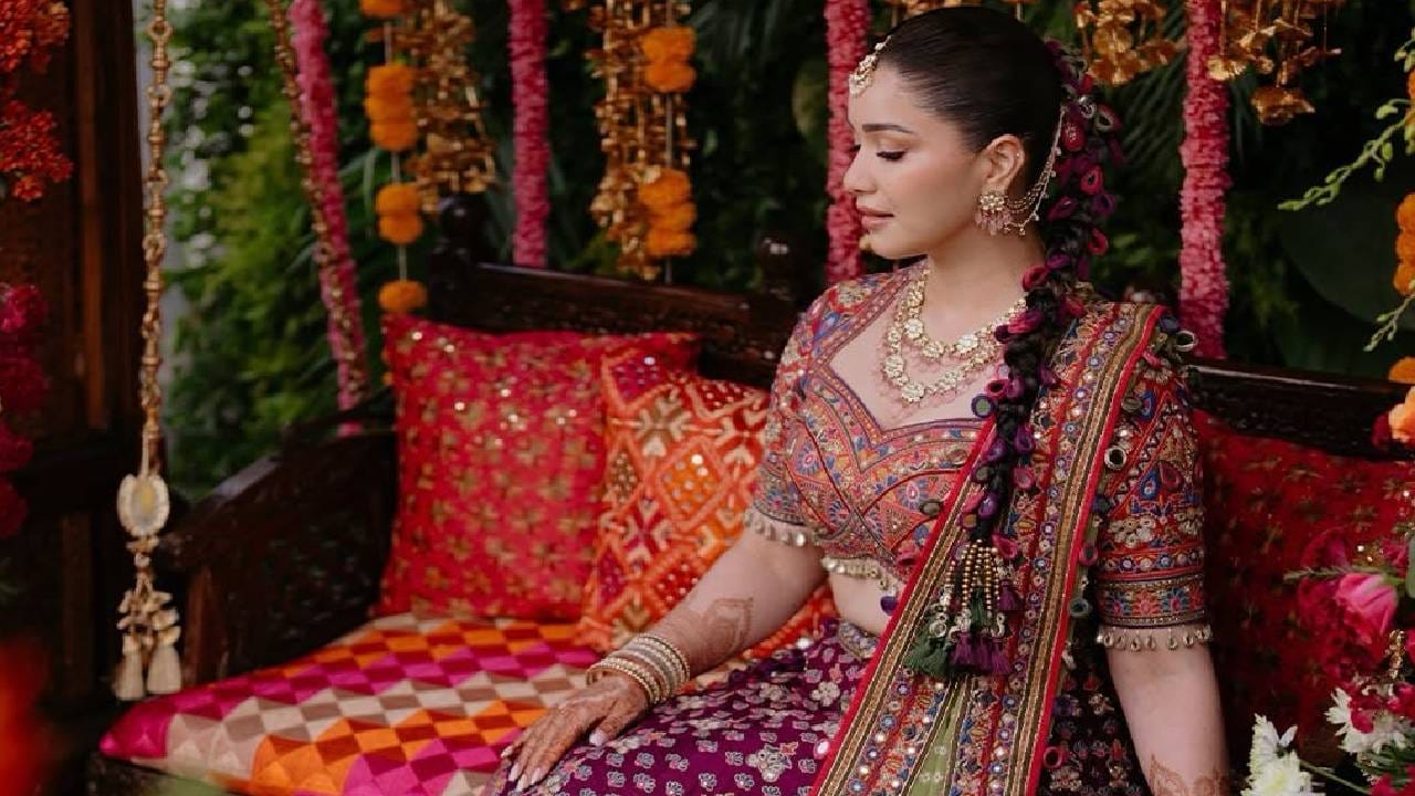 लग्नापूर्वीच्या मेहंदी आणि संगीत कार्यक्रमात साराने भरजरी मल्टीकलर लेहंगा परिधान केला होता. लेहंगा आणि ब्लाऊजवर काचेचं सुंदर वर्क करण्यात आलं आहे. पोशाखाला साजेशी अशी हेअरस्टाइल तिने केली आहे.