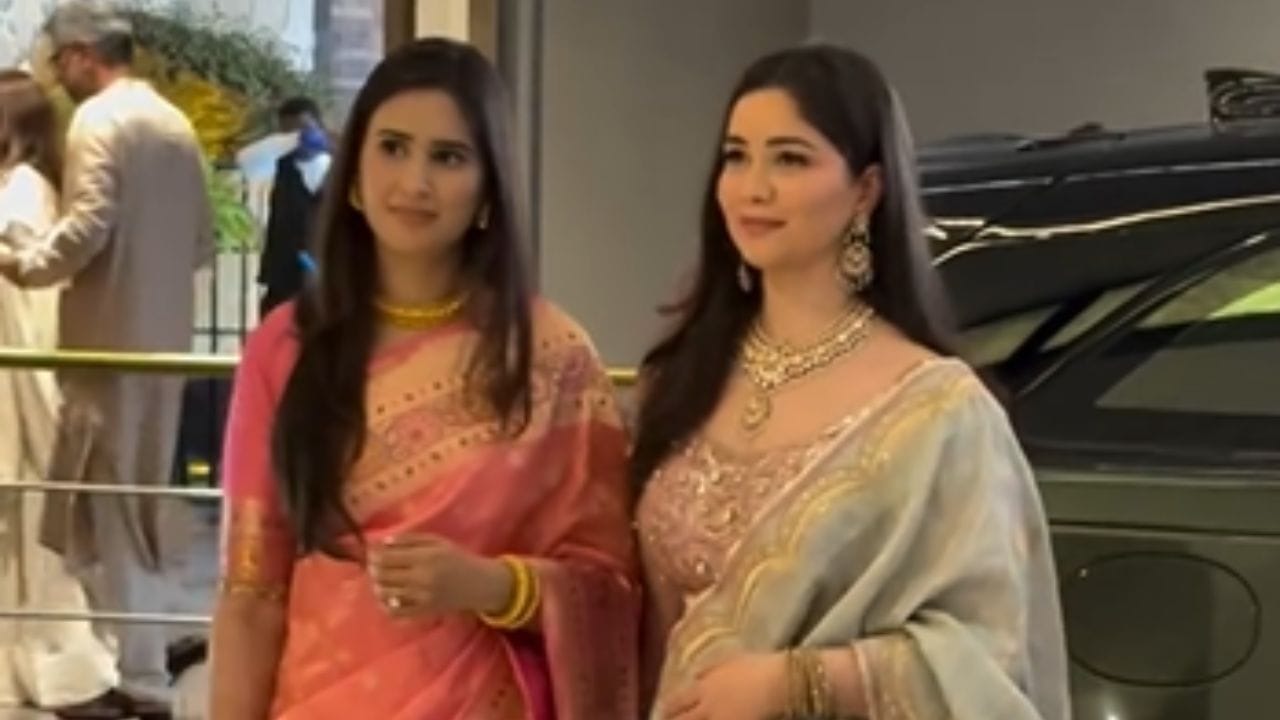 सारा तेंडुलकरने पेस्टल ग्रीन सिल्क साडी परिधान केली होती, ज्यात ती अतिशय एलिगंट दिसत होती. साडीच्या कडेला सोनेरी जरीचे कर्व पॅटर्न आणि गुलाबी डिटेलिंग करण्यात आले होते. सारा आणि सानिया दोघीही अत्यंत सुंदर दिसत होत्या. मात्र नववधू सानियाने आपल्या साध्या पण आकर्षक लुकमुळे सर्वांचे लक्ष वेधून घेतले. 