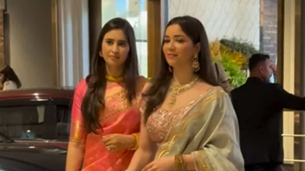 एका लखानी आणि प्रोड्यूसर रवि भगचंदका यांच्या रिसेप्शनमध्ये सचिन तेंडुलकर आपल्या संपूर्ण कुटुंबासह कार्यक्रमात उपस्थित होते. यावेळी सारा आणि अर्जुनची बायको सानियाने सर्वांचे लक्ष वेधले.