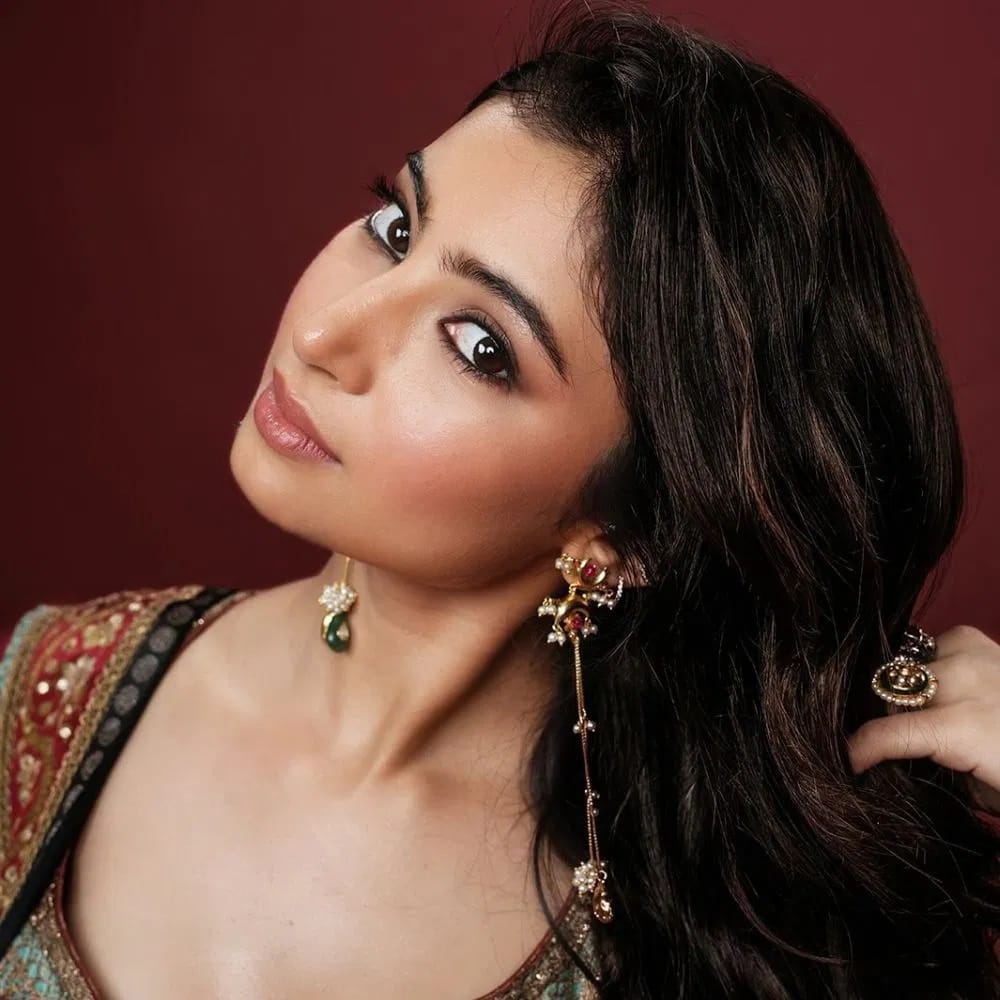 अभिनेत्री सारा लहानपणापासून सिनेमांमध्ये काम करत आहे. तिने तमिळ, तेलुगू आणि हिंदीसारख्या भाषांमध्ये बालकलाकार म्हणून काम करणे सुरू ठेवले. तमिळ प्रेक्षकांकडून तिला सर्वाधिक सकारात्मक प्रतिसाद मिळालेला सिनेमा 'सैवम' होता.