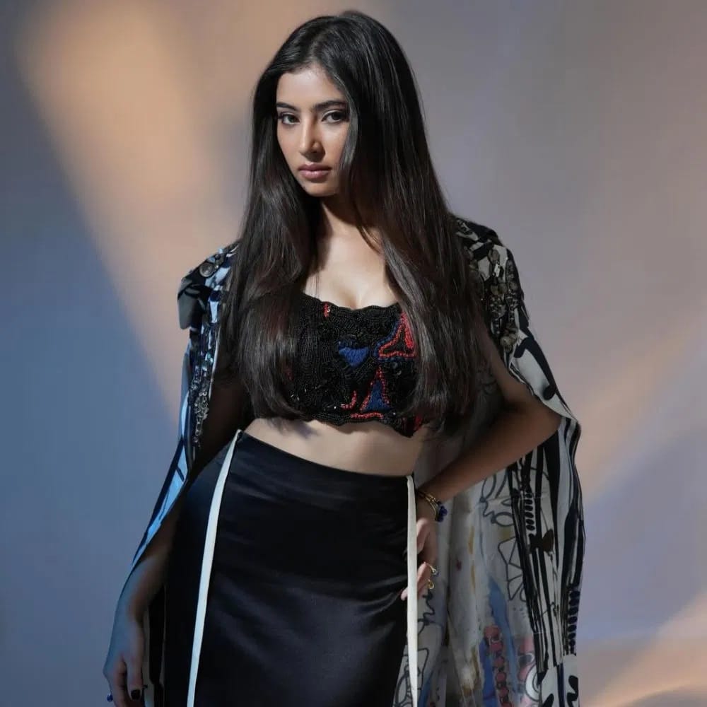 पदार्पण करणारी अभिनेत्री म्हणून 1 कोटी रुपये मानधन मिळणं ही तिच्यासाठी एक मोठी गोष्ट आहे. सूत्रांनी दिलेल्या माहितीनुसार, या सिनेमाच्या यशानंतर तिचे अनेक मोठे सिनेमे येत्या काळात प्रदर्शित होणार आहेत. सोशल मीडियावर देखील अभिनेत्रीने अनेक फोटो आणि व्हिडीओ व्हायरल होत आहेत. 