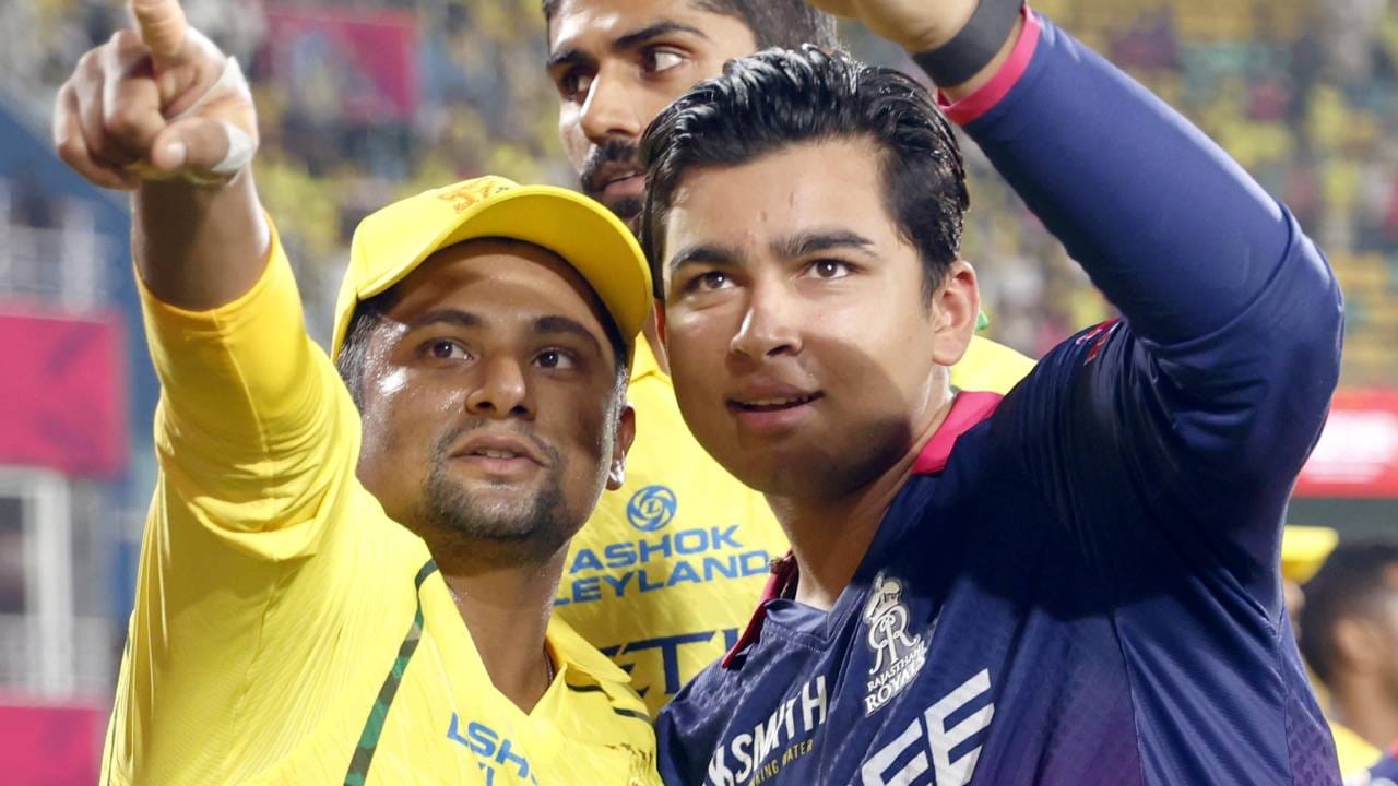 आरसीबीने पहिल्या सामन्यात सनरायझर्स हैदराबादला 6 गडी राखून पराभूत केलं. तर मुंबई इंडियन्सने केकेआरने विजयासाठी दिलेल्या 221 धावा सहज गाठल्या. राजस्थान रॉयल्सने चेन्नई सुपर किंग्सला पराभवाची धूळ चारली आणि पहिलं स्थान गाठलं.  (Photo- IPL Twitter)