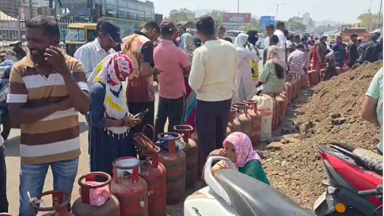 सातारा:  सातारा जिल्ह्यात जिल्हा प्रशासनाने घरगुती सिलेंडरचा मुबलकसाठा असल्याचे जाहीर करून देखील गॅस एजन्सीच्या बाहेर सिलेंडर खरेदीसाठी ग्राहकांच्या भल्या मोठ्या रांगा लागलेल्या पाहायला मिळत आहेत. साताऱ्यातील बॉम्बे रेस्टॉरंट चौक परिसरात असणाऱ्या इंडेन गॅस एजन्सीच्या बाहेर आज सकाळपासूनच नागरिकांची भली मोठी रांग लागलेली पाहायला मिळत आहे. जिल्ह्यात पुढील दहा ते बारा दिवस पुरेल इतका साठा उपलब्ध असून रोज 22000 सिलेंडर जिल्ह्यात वितरित केले जात आहेत.. मात्र युद्धजन्य परिस्थितीच्या भीतीने नागरिक भर उन्हात सिलेंडर घेण्यासाठी गर्दी करताना पाहायला मिळत आहे. 
