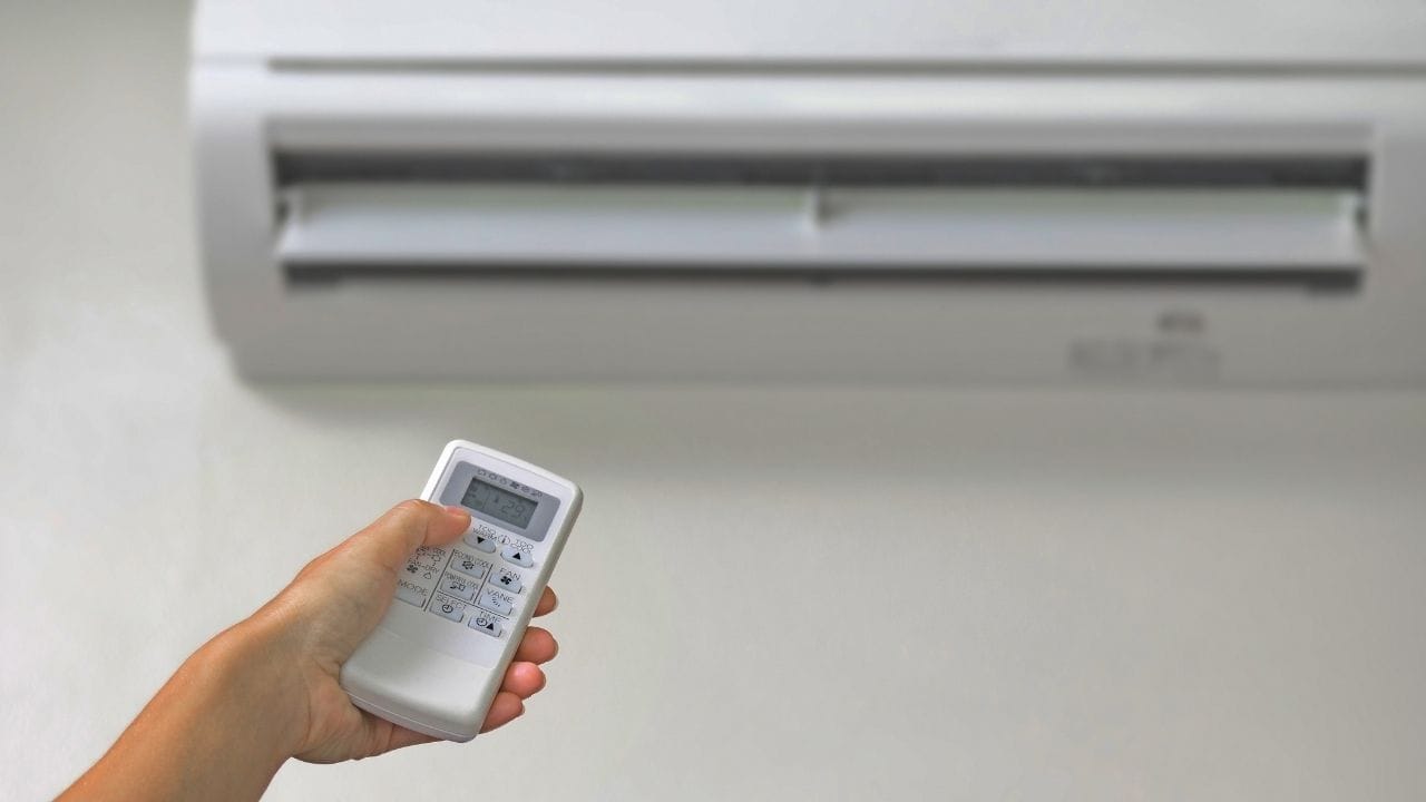 अनेकांना वाटते की जुन्या मॉडेलवर वॉरंटी मिळणार नाही, पण तसे नसते. सर्व नामांकित ब्रँड्स त्यांच्या जुन्या स्टॉकवरही पूर्ण वॉरंटी देतात. तसेच, कंपन्यांकडे १० ते १५ वर्षांपर्यंतचे स्पेअर पार्ट्स उपलब्ध असतात. त्यामुळे दुरुस्तीची चिंता करण्याची गरज भासत नाही.