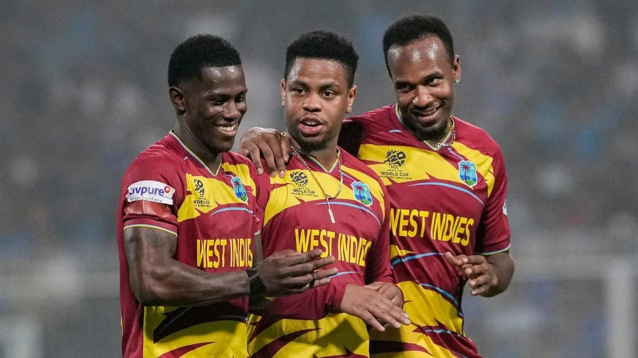 आयसीसीकडून साखळी आणि सुपर 8 फेरीतील एका सामन्यात मिळवलेल्या विजयासाठी जवळपास 28 लाख रुपये दिले जातात. विंडीजने या स्पर्धेतील एकूण 5 सामने जिंकले. त्यामुळे विंडीजला जवळपास दीड कोटी रुपये बक्षिस मिळणार आहे. (Photo Credit : PTI)
