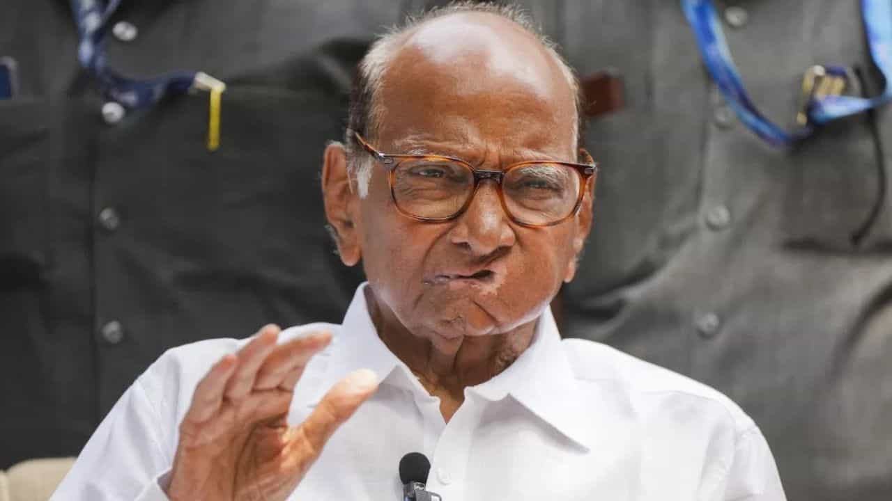 राजकारणात मोठा भूकंप? शरद पवारांचे अर्धे खासदार शिंदेंच्या संपर्कात? राज्यात मोठी खळबळ