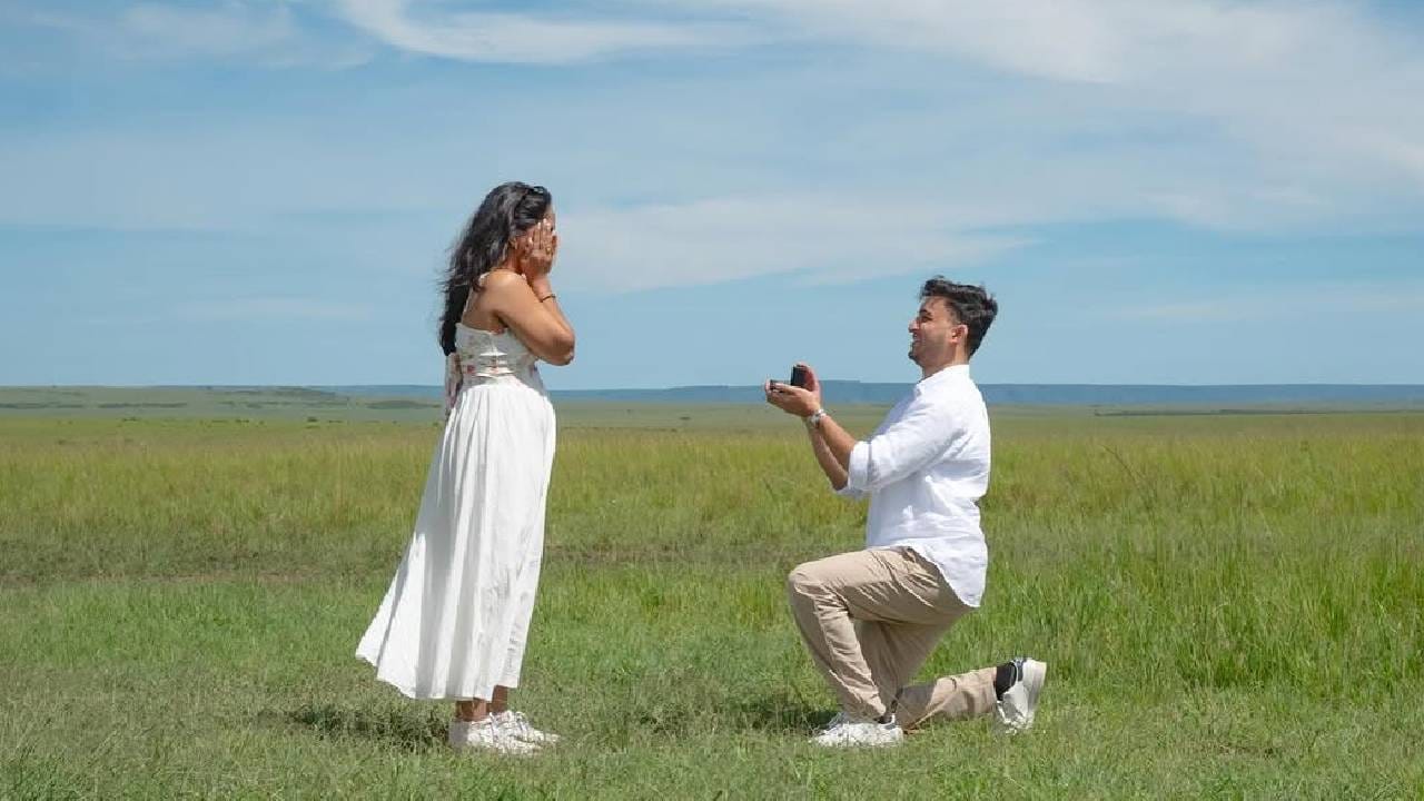 शरयूच्या या फोटोंवर अनेकांनी शुभेच्छांचा वर्षाव केला आहे. तर अभिनेत्री स्पृहा जोशीने 'काय???' असं लिहित आश्चर्य व्यक्त केलं आहे. शरयूने अचानक प्रपोजलचे फोटो पोस्ट केल्याने सर्वांनाच आश्चर्याचा सुखद धक्का बसला आहे. 
