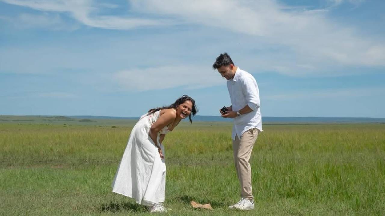 'सारेगमप लिटिल चॅम्प्स' या शोमधून घराघरात पोहोचलेली प्रसिद्ध गायिका शरयू दातेनं सोशल मीडियावर चाहत्यांना सर्वांत मोठं सरप्राइज दिलं आहे. शरयू लवकरच लग्नबंधनात अडकणार असून तिच्या प्रियकराने तिला प्रपोज केलं आहे. 
