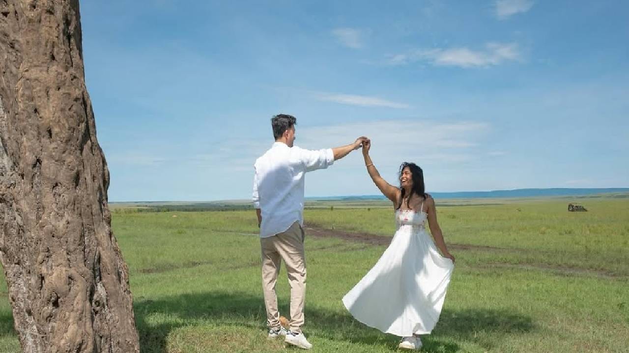 गेल्या काही दिवसांपासून शरयू तिच्या केन्यातील मसाई मारा इथल्या ट्रिपचे फोटो सोशल मीडियावर चाहत्यांसोबत शेअर करत होती. त्यादरम्यान तिने आता प्रपोजलचे फोटो पोस्ट करत सुखद धक्का दिला आहे. 
