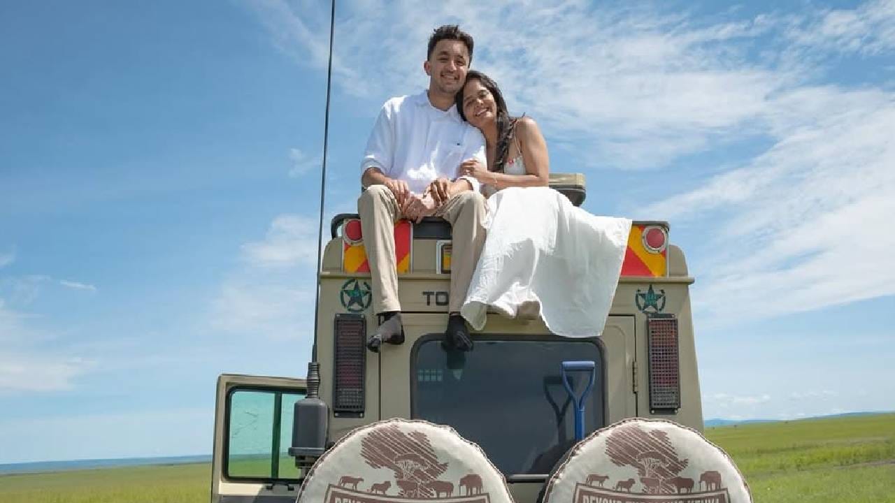 शरयूच्या प्रियकराचं नाव विभास वाटवे असं आहे. हे दोघं एकमेकांना कधीपासून ओळखतात, त्यांची लव्ह-स्टोरी कशी सुरू झाली, विभास नेमकं काय करतो, याविषयीची माहिती अद्याप गुलदस्त्यातच आहे. 
