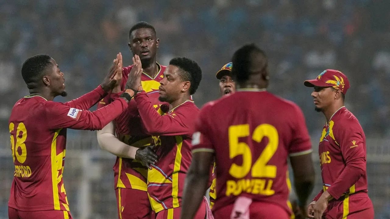 विंडीज सुपर 8 साठी पात्र ठरली होती. सुपर 8 मधून बाहेर पडलेले संघ 5 ते 8 व्या स्थानादरम्यान  राहिले. त्यामुळे विंडीजला आयसीसीकडून जवळपास साडे 3 कोटी रुपये बक्षिस देण्यात येणार आहे. तसेच साखळी आणि सुपर 8 फेरीतील प्रत्येक विजयासाठीही आयसीसी बक्षिस रक्कम देणार आहे. (Photo Credit : PTI)