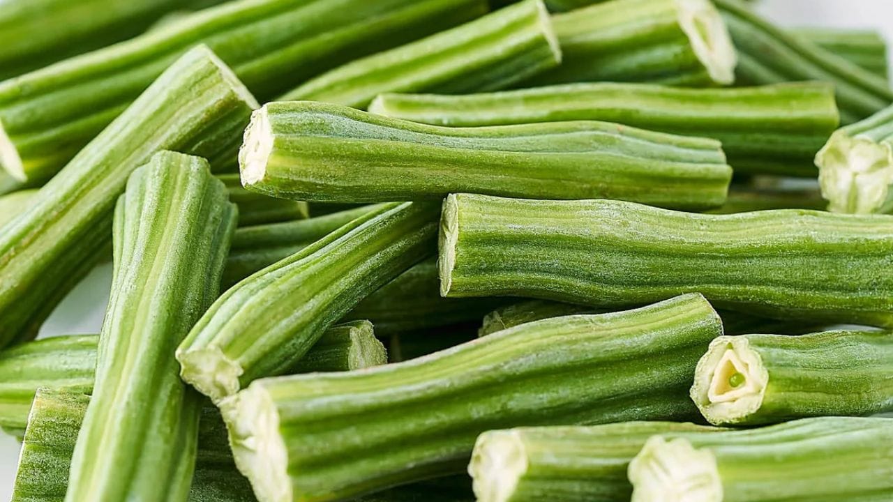 शेवग्याच्या पानांचे सेवन केल्याने रक्तातील साखरेची पातळी नियंत्रित ठेवण्यास मदत होते. शेवग्यातील पोषक तत्वे शरीराला आतून पोषण देतात, यामुळे त्वचा आणि केसांचे आरोग्य सुधारते.  