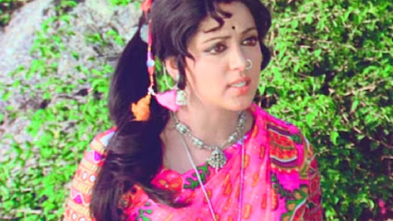 रमेश सिप्पी दिग्दर्शित या चित्रपटात धर्मेंद्र, अमिताभ बच्चन, हेमा मालिनी, जया बच्चन, अमजद खान आणि संजीव कुमार यांसारख्या दिग्गज कलाकारांनी काम केले. जय-वीरूची मैत्री, गब्बर सिंगचा खौफ आणि बसंतीचा हटके स्वभाव आजही प्रेक्षकांना आठवतो.